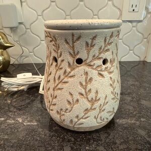 Scentsy Rustic Organic Cream Ceramic Wax Warmer with Leaf Texture